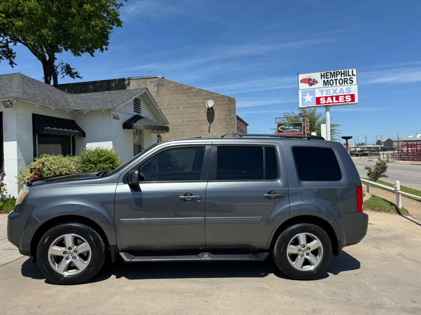 2010 Gray Honda Pilot (5FNYF3H5XAB) , Automatic transmission, located at 3624 Hemphill St., Fort Worth, TX, 76110, (817) 926-8921, 32.696205, -97.331985 - Photo#1